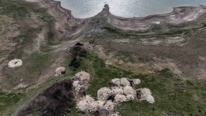 Sazlıdere gölü definecilerin köstebek yuvasına döndü