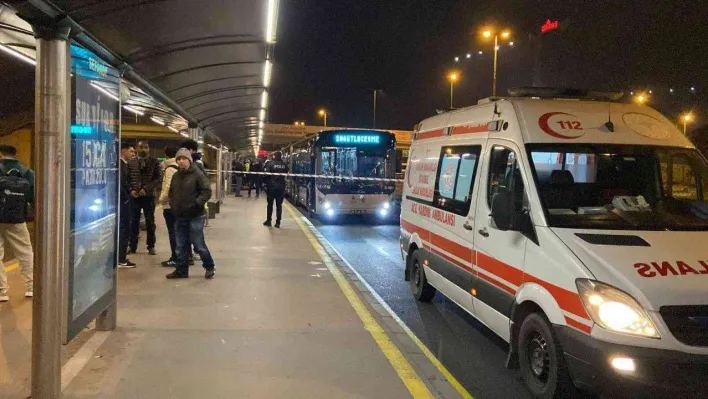 Sefaköy metrobüs durağında metrobüsün altında kalan bir kişi hayatını kaybetti