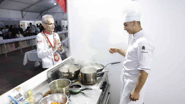 Şefler, Sultangazi'deki fuarda en lezzetli yemeği yapmak için yarıştı
