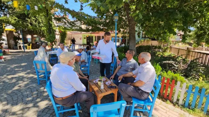 Şehidin kanı yerde kalmadı, başkan kasa kasa lokum dağıttı