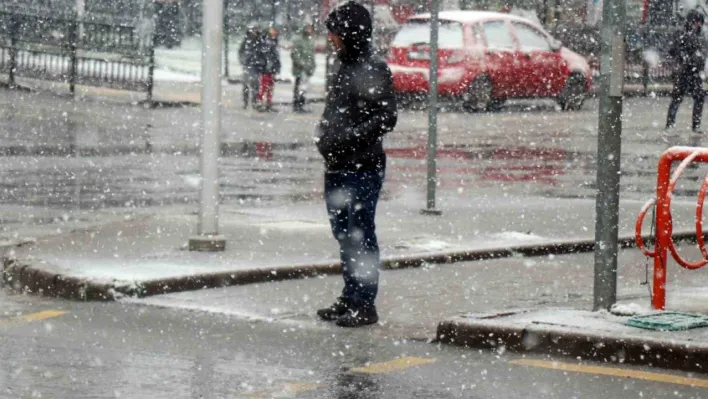 Şehir merkezinde lapa lapa kar: Yarım saatte araçlar ve yerler beyaza büründü