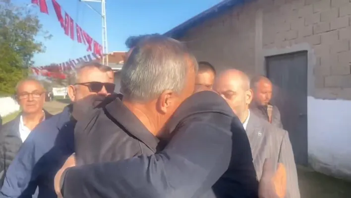 Şehit babası MHP'li başkana sarılıp 'Beni Devlet Bahçeli'ye götürün' dedi