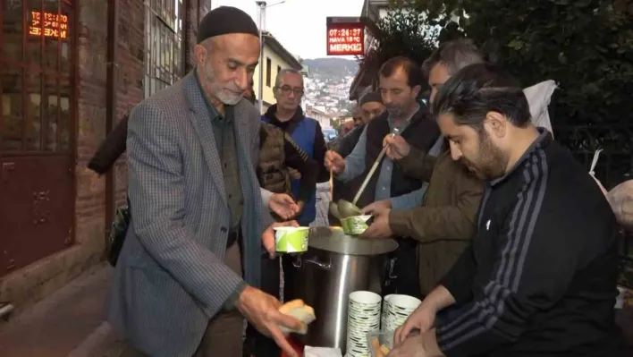 Şehitler için dua okuyup çorba dağıttılar