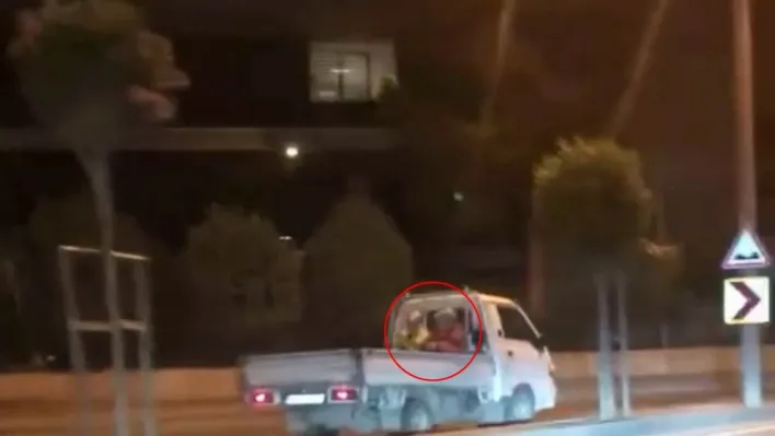 Şehrin göbeğinde 'pes' dedirten kural ihlali: Kasasında yolcu taşıyarak ters şeritten ilerledi