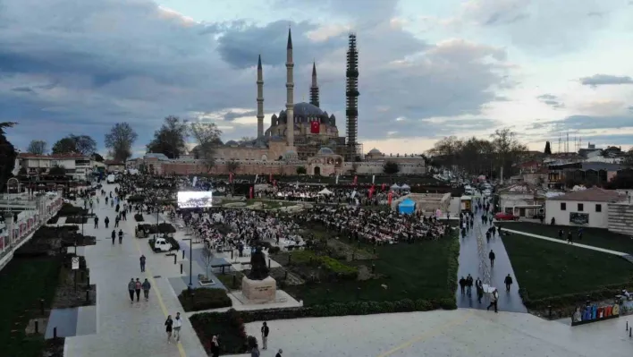 Selimiye Camii gölgesinde 5 bin kişi iftar yaptı