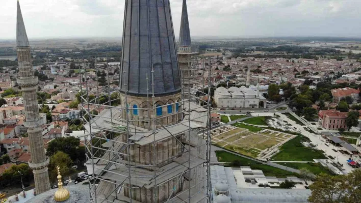 Selimiye'nin minarelerindeki çiniler monte ediliyor