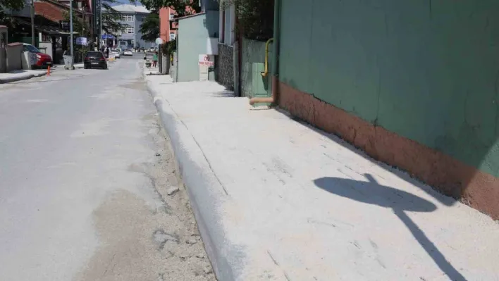 Serdivan'da kaldırımlar yenileniyor