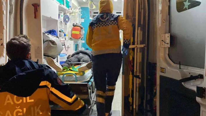 Servis minibüsü ile çarpışan hafif ticari araç hurdaya döndü: 1 yaralı