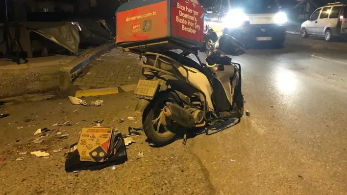 Servis minibüsü ile motosiklet çarpıştı: Domino's Pizza kuryesi ağır yaralandı