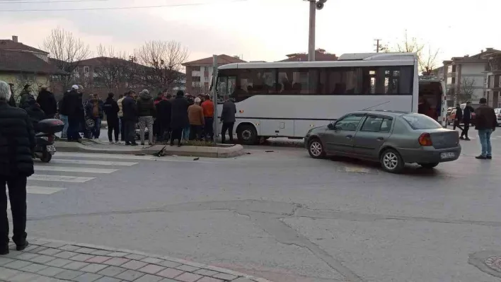 Servis otobüsü ile motosiklet çarpıştı: 1 yaralı