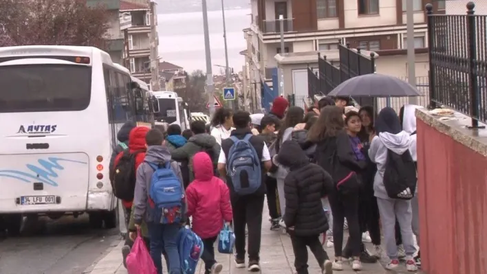 Serviste çöp attığı gerekçesiyle öğrencinin darp edilmesine velilerden ve servisçilerden tepki geldi