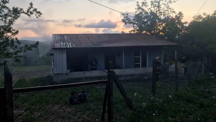 Sevgilisiyle kaldığı evi yaktı, kaçarken kaza yaptı
