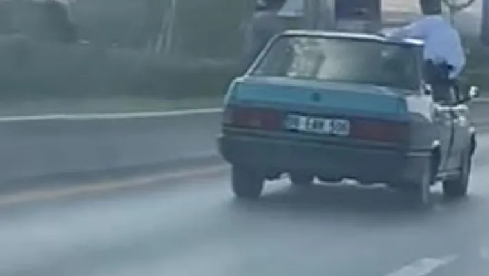 Seyir halindeki araçtan sarkarak hayatlarını hiçe saydılar