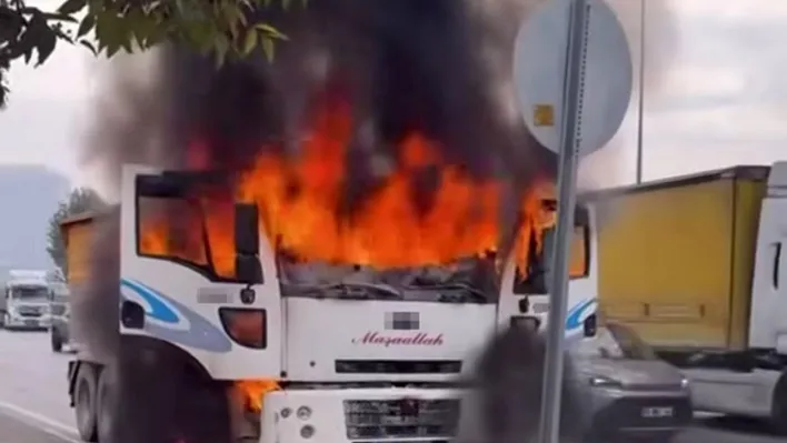 Seyir halindeki kamyon alev alev yandı