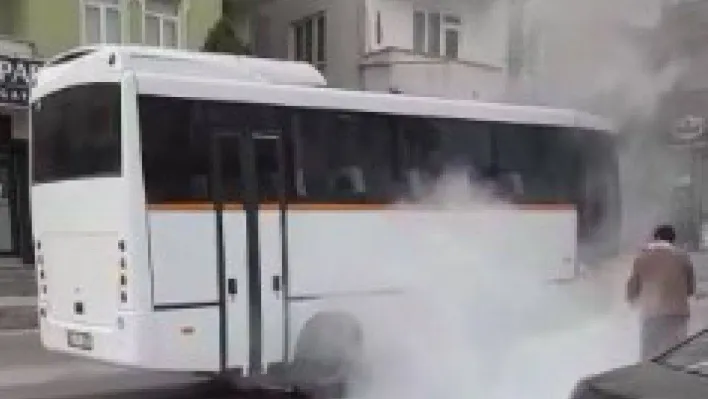 Seyir halindeki minibüsün altından alevler yükseldi