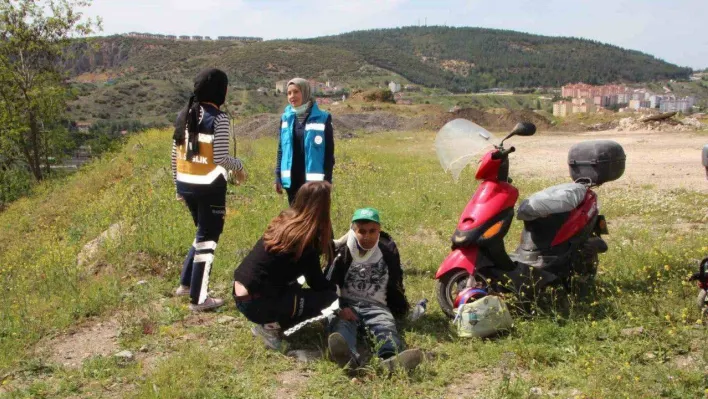 Seyir halindeki motosiklet devrildi, sürücüsü yaralandı