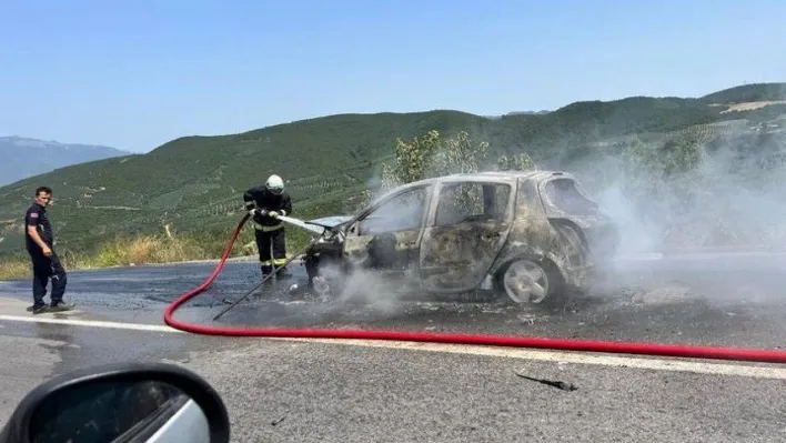 Seyir halindeki otomobil alev topuna döndü