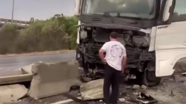 Seyir halindeki tır beton bariyere çarptı
