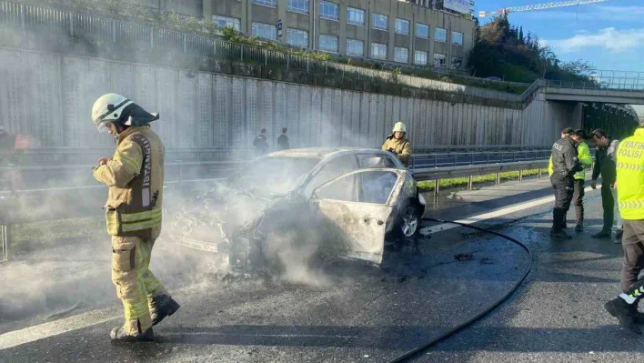 Seyrantepe'de seyir halindeki otomobil alevlere teslim oldu