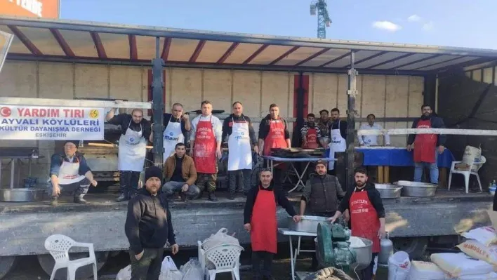 Seyyar fırın ile deprem bölgesine giderek pide ve ayran dağıttılar