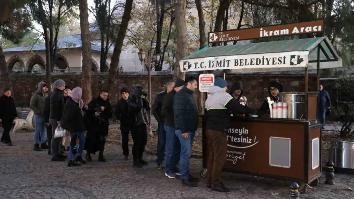 Sıcak çorba hizmeti vatandaşların içini ısıtıyor