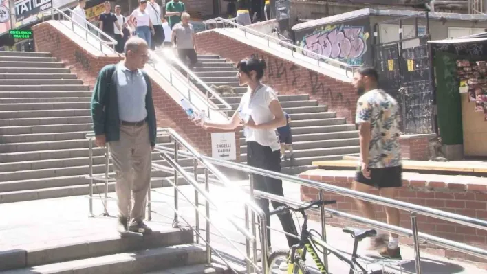 Sıcaklıkların 35 dereceyi geçtiği Başkent'te vatandaşlara ücretsiz su dağıtıldı