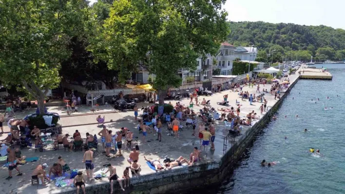 Sıcaktan bunalan İstanbullular Boğaz'a girerek serinledi