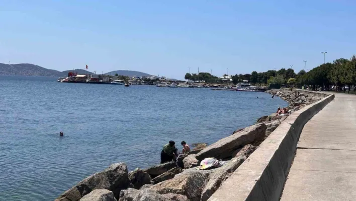 Sıcaktan bunalan İstanbullular çareyi denize girmekte buldu