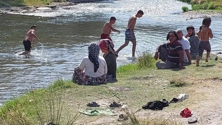 Sıcaktan bunalan köy sakinlerine plaj yaptırdı