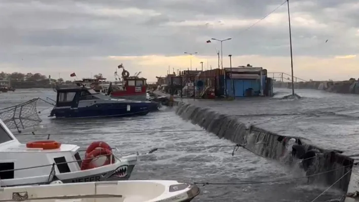 Şiddetli lodos nedeniyle İstanbul'da deniz taştı, tekneler zarar gördü