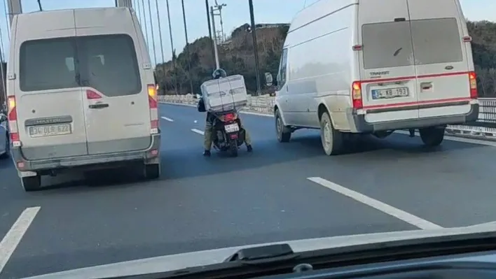 Şiddetli rüzgarda köprüden geçmeye çalışan motosikletliye böyle kalkan oldular