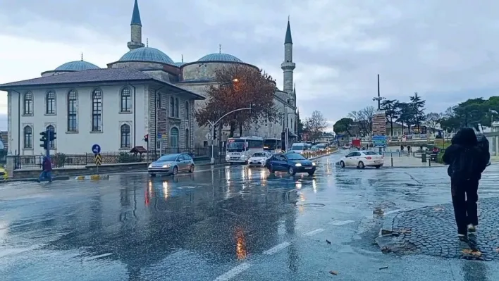 Şiddetli yağmur Edirne'de hayatı olumsuz etkiledi