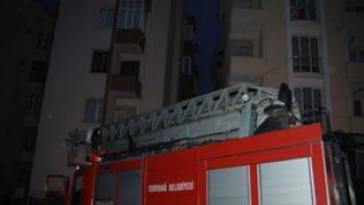 Sigara içerken sızdı, evini yaktı