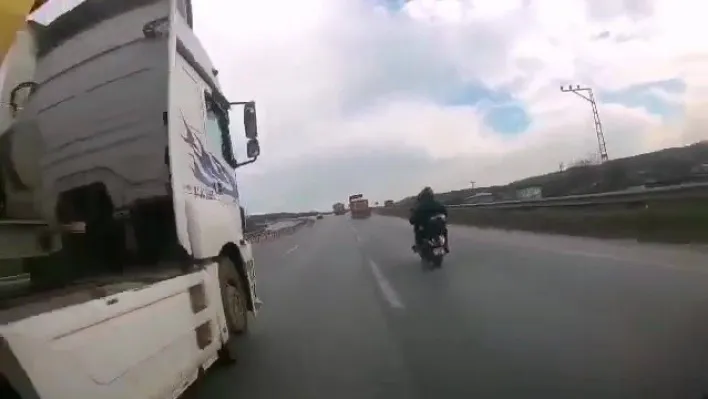 Şile otoyolunda motosikletli, hafriyat kamyonunun altında kalmaktan kıl payı kurtuldu