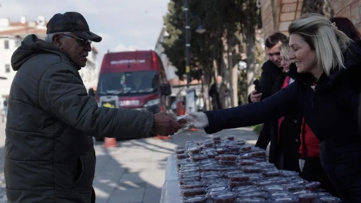 Silivri Belediyesi Berat Kandili'nde lokma ikramında bulundu