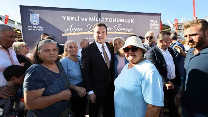 Silivri Belediyesi çiftçilere tohumluk arpa dağıtımı yaptı