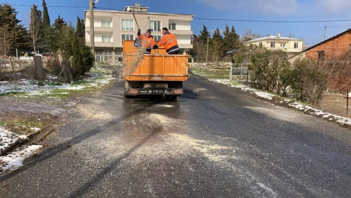 Silivri Belediyesi ekipleri kar ve buzlanmaya karşı sahada