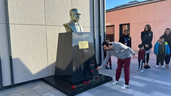 Silivri Belediyesi Engelli ve Yaşlı Koordinasyon Merkezi Atatürk'ü Karanfillerle Andı