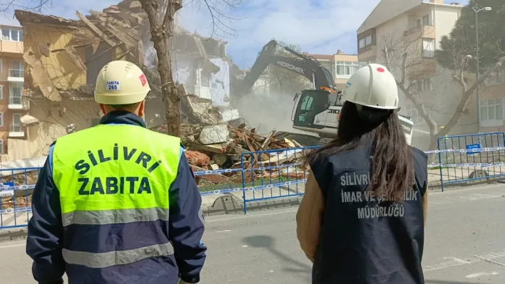 Silivri Belediyesi'nden Uyuşturucuyla Mücadelede Kararlı Adım: Metruk Yapılar Yıkılıyor