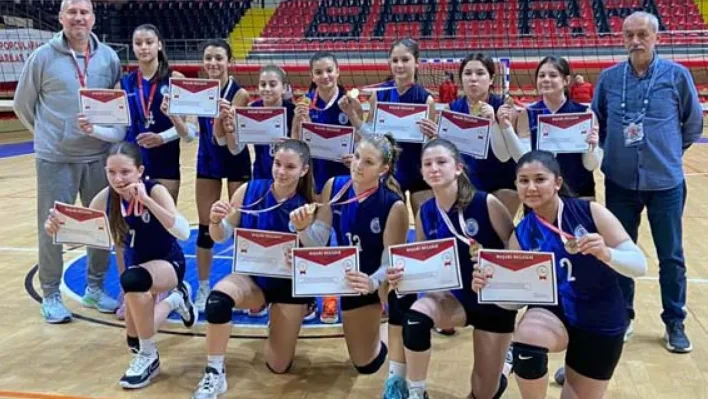 Silivri Çağrıbey Ortaokulu Yıldız Kızlar Voleybol Takımı yarı finalde