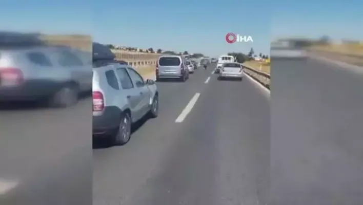 Silivri'de bir adam akan trafikte asfalta oturdu