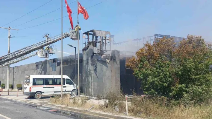 Silivri'de boya imalatı fabrikasının deposunda korkutan yangın