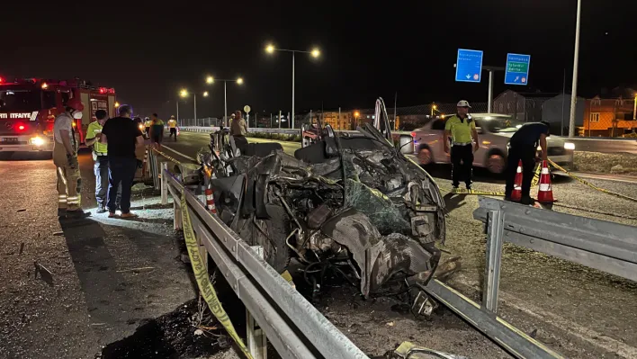 Silivri'de hafif ticari araç bariyere çarptı: 1 ölü, 1 yaralı