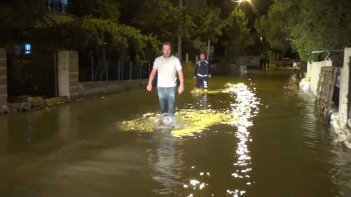 İSKİ'ye ait su borusu patladı, evleri su bastı