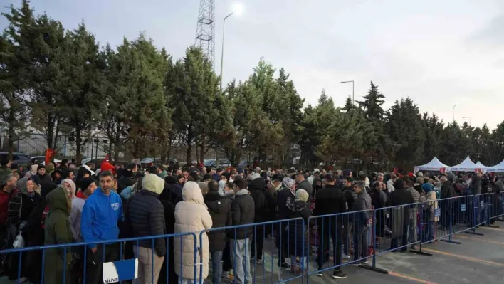 Silivri'de market açılışında verilecek bin TL'lik hediye çeki için vatandaşlar akşamdan çadır kurup bekledi