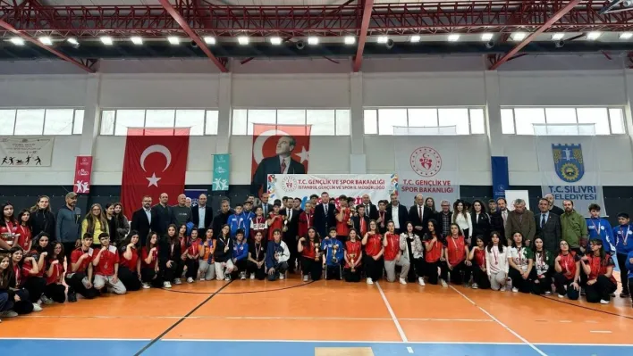 Silivri'de Okul Sporları Heyecanı: Bilek Güreşi Şampiyonları Ödüllerini Aldı