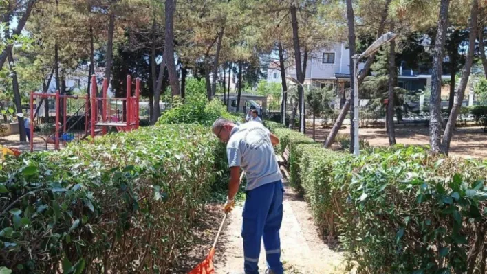 Silivri'de park, bahçe ve yeşil alanlarda bakım çalışmaları sürüyor
