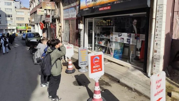 Silivri'de Üç Ortaokul Öğrencisinden Atatürk Büstüne Saygı Duruşu