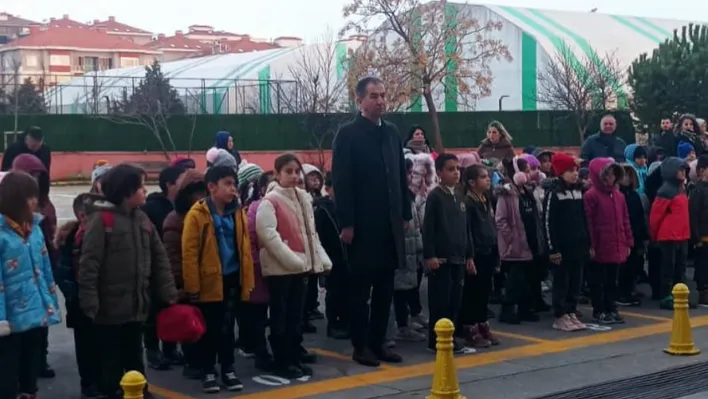 Silivri'deki okullarda şehitlerimiz için saygı duruşu