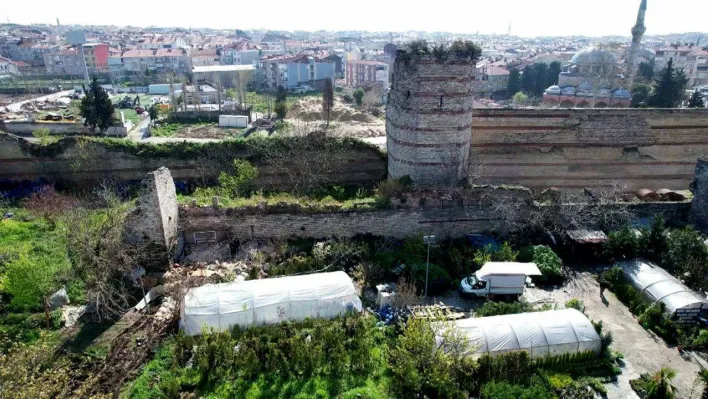 Silivrikapı'da bulunan surlarının yıkılan bölümü havadan görüntülendi